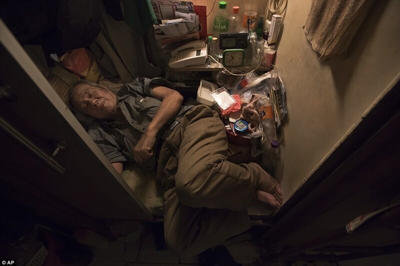 80-летний Чунг Чифон даже не может вытянуть ноги в своем доме