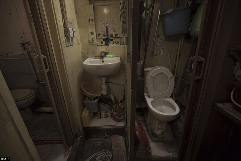 Пара грязных туалетов и раковина в квартире, где живет два десятка мужчин и лишь несколько женщин