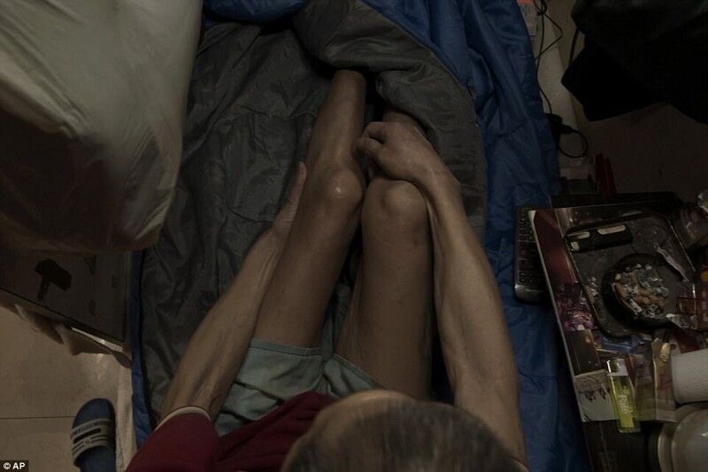 63-летний Вонг Татмин сидит в своем «доме-гробе», куда еле как вмещаются его спальный мешок, маленький цветной телевизор и электрический вентилятор. Он и еще один пожилой житель жалуются социальному работнику на наличие в доме клопов и тараканов