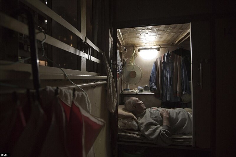 Це Чу, ушедший на пенсию официант, спит в своем «доме-гробе». Подобные дома были названы ООН «оскорблением человеческого достоинства»