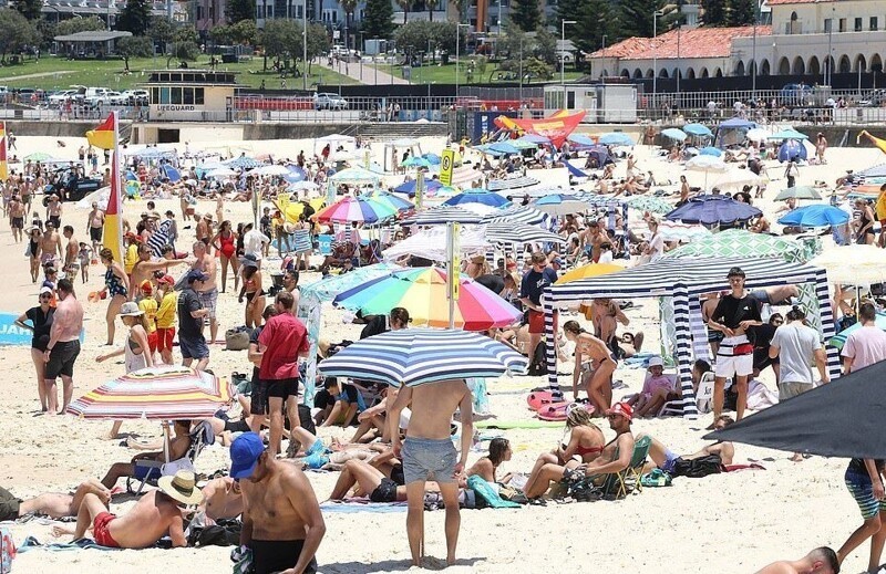 Очень австралийское Рождество: толпы людей отправились на пляжи в праздничных нарядах