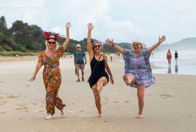 Очень австралийское Рождество: толпы людей отправились на пляжи в праздничных нарядах
