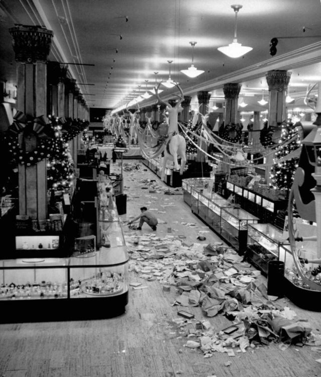 Вечер после рождественской распродажи в универмаге Macy's, Нью-Йорк, 1948 год