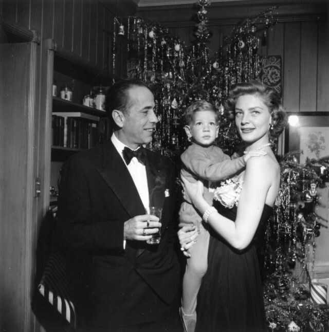 Хэмфри Богарт с женой Лорен Бэйколл и сыном Стивеном, рождественский вечер 1951 года