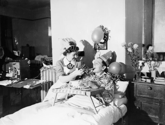 Поздравление раненых с Новым годом и Рождеством в военно-морском госпитале в Кингсите, Шотландия, 1941 год