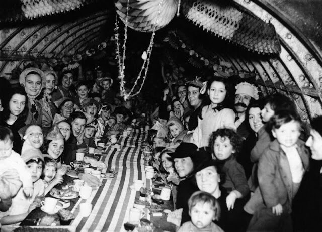 Рождественская вечеринка в бомбоубежище, Лондон, 1940 год