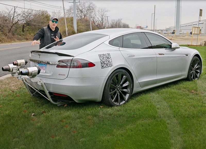 Tesla Model S оснастили тремя реактивными двигателями