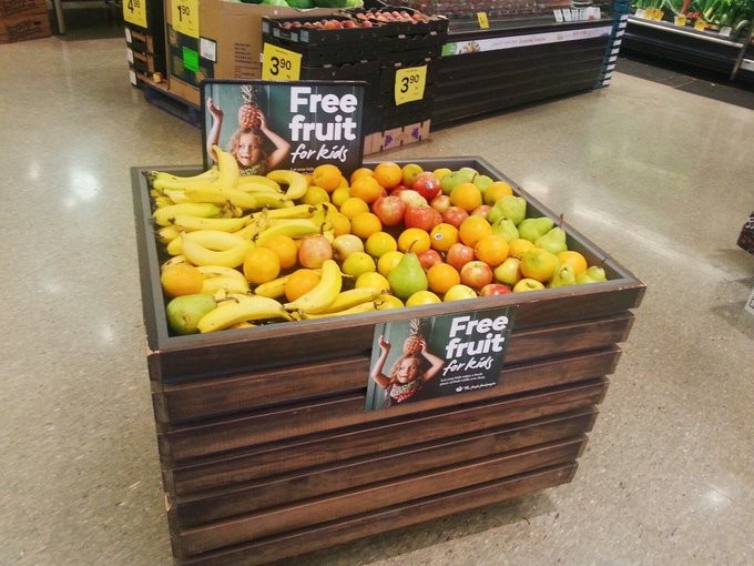 В некоторых супермаркетах есть бесплатные фрукты для детей