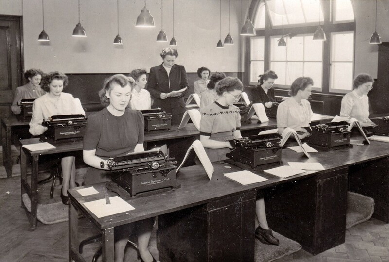 Школа 1946 год. Фото старого офиса с печатными машинками. Старые доски фото. Эпоха до компьютеров: ретро фото девушек с пишущими машинками (35 фото). Офисный работник ретро фото.
