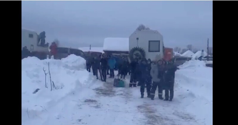 Две сотни вахтовиков в Красноярском крае больше суток стоят на морозе без воды и еды