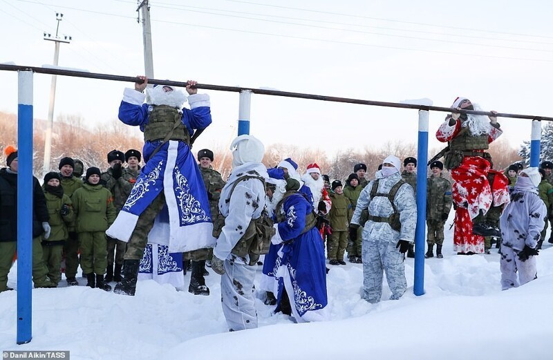 Деды Морозы с автоматами замечены в Кемерово