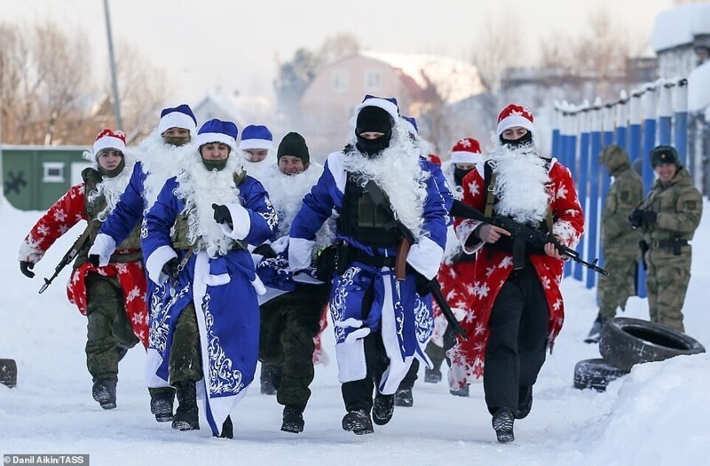 Деды Морозы с автоматами замечены в Кемерово