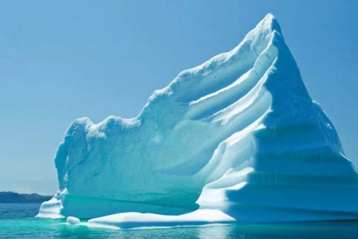 Глыба льда на воде. Пирамидные айсберги. Столообразные айсберги. Айсберг покровного ледник. Ледники айсберги Антарктиды.