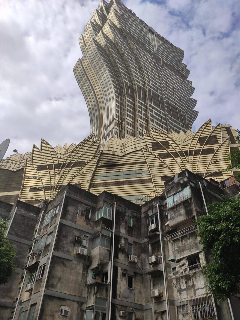 Макао, Китай. Здание будущего на фоне здания прошлого.