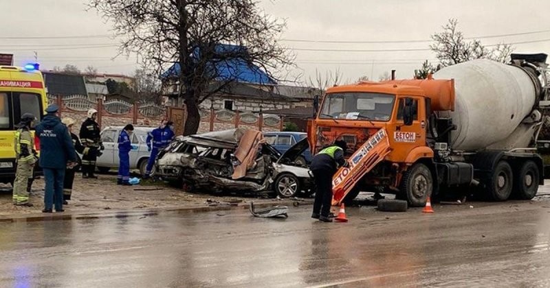 Авария дня. Два человека погибли в результате столкновения с бетономешалкой в Крыму
