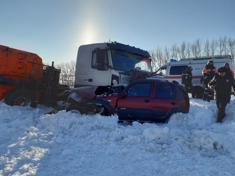 Авария дня. Смертельное столкновение Chevrolet Niva и тягача в Башкирии