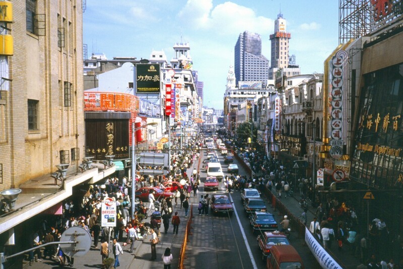 Зато на главной торговой улице Шанхая, Нанкинской, в 1991-м было уже не протолкнуться: