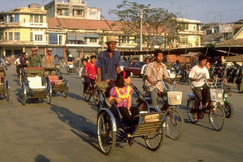 А вот в Пномпене без велорикш невозможно было представить уличный траффик, 1991: