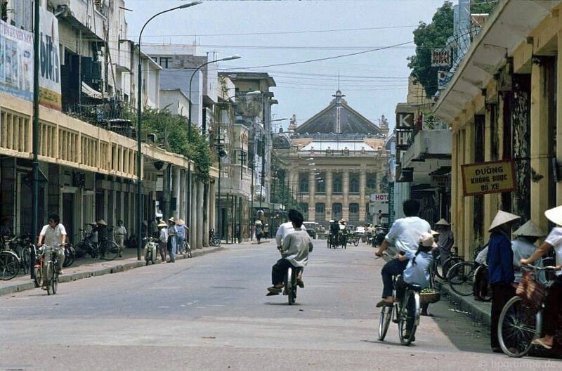 Одна из самых известных улиц Ханоя, ведущая к национальному театру, 1991: