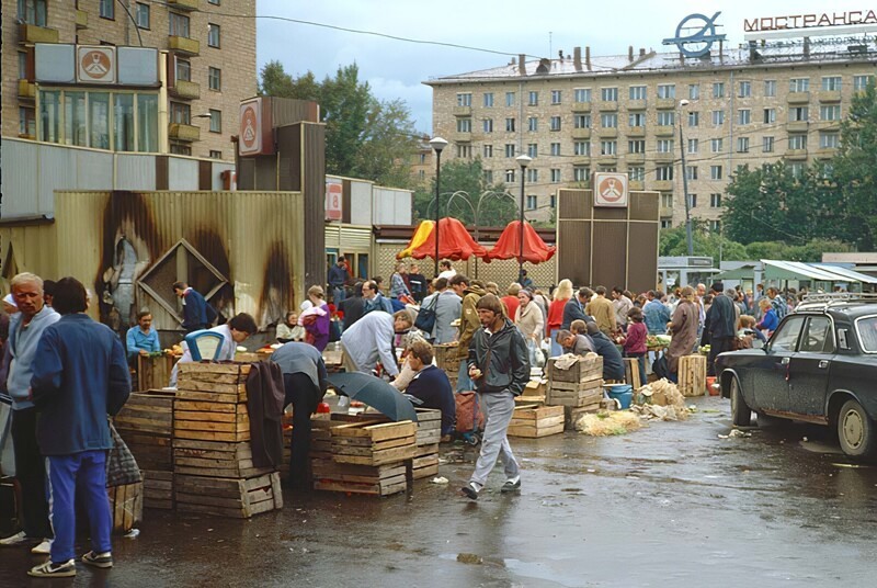 Москва, рынок у ст. метро Университет, фотограф Ron Miller, 1991: