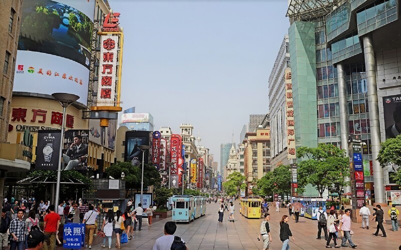 К счастью, вскоре возобладал здравый смысл и шанхайский "Арбат" в 2000 г. сделали пешеходным. Теперь по нему ползают только такие прогулочные "трамвайчики":