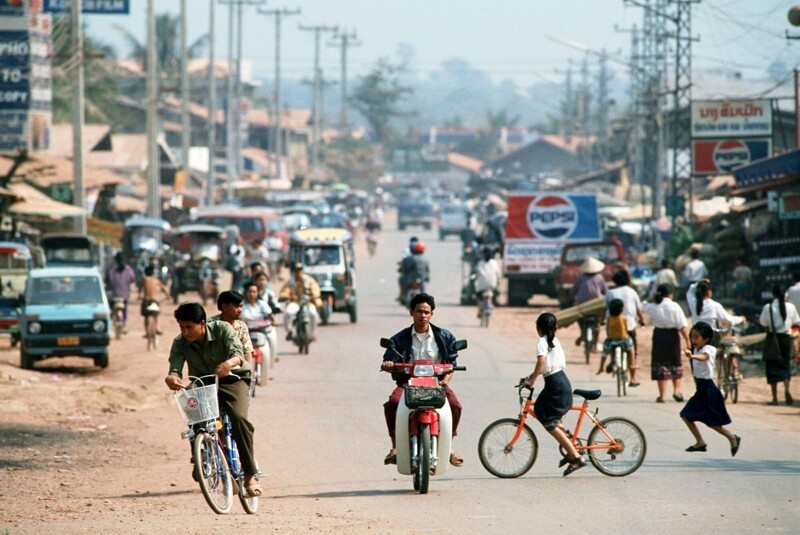 Вьентьян, столица социалистического Лаоса, фотограф Peter Charlesworth, 1991: