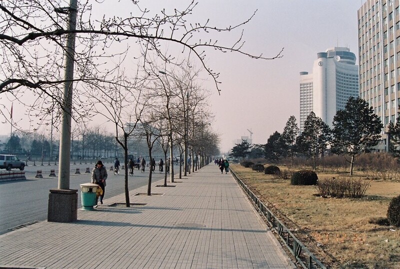 Главный проспект Пекина, Чаньаньцзе, спустя 12 лет после начала рыночных реформ  по-прежнему довольно пустынен, но думаю, просто снимали рано утром, 1991: