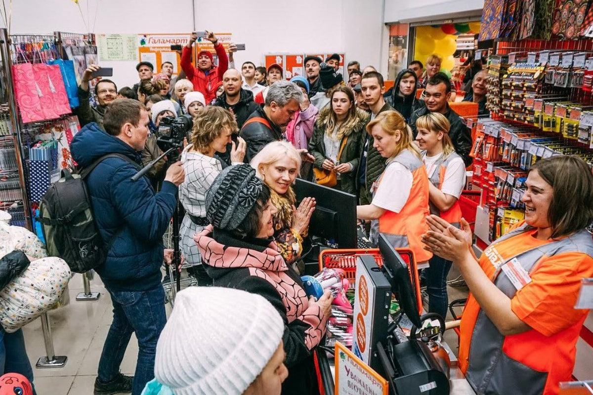 Огромный ажиотаж. Очередь в магазине. Много покупателей в магазине. Очередь покупателей. Очередь в супермаркете.