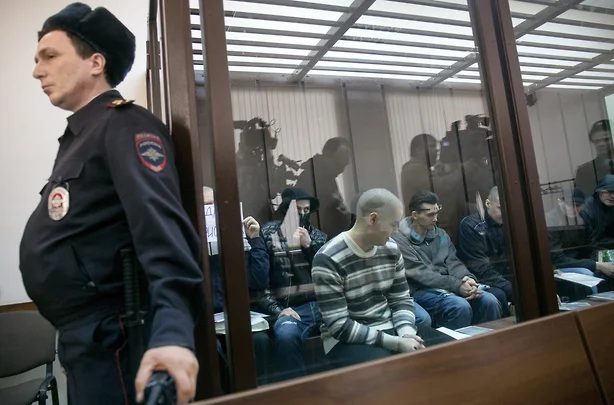 В Екатеринбурге суд попросил наказать адвоката за маску с надписью "Цирк"