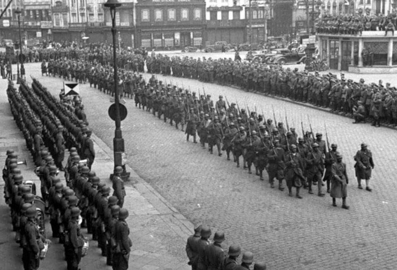 1 июня 1940 года. Капитулировавший гарнизон французского Лилля с оружием торжественным маршем сдаётся в плен