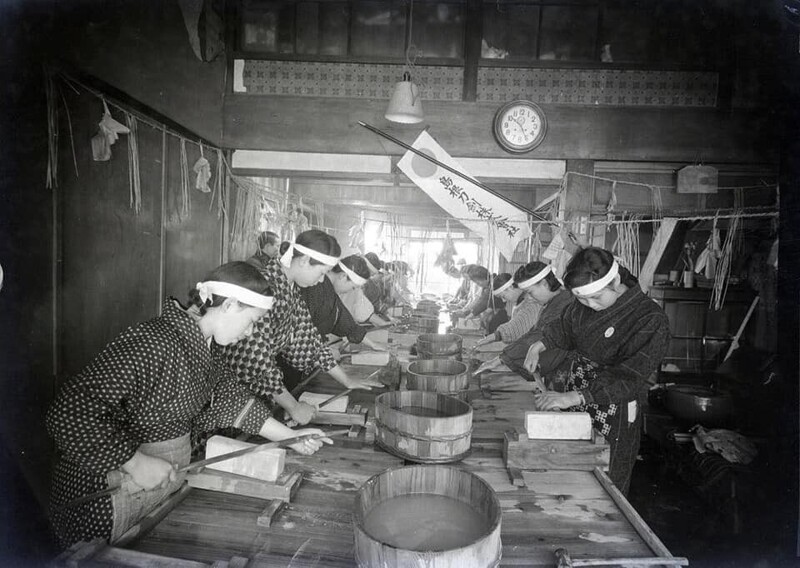 Женщины на производстве мечей для японской армии, город Мацуэ, префектура Симанэ, примерно 1944 год