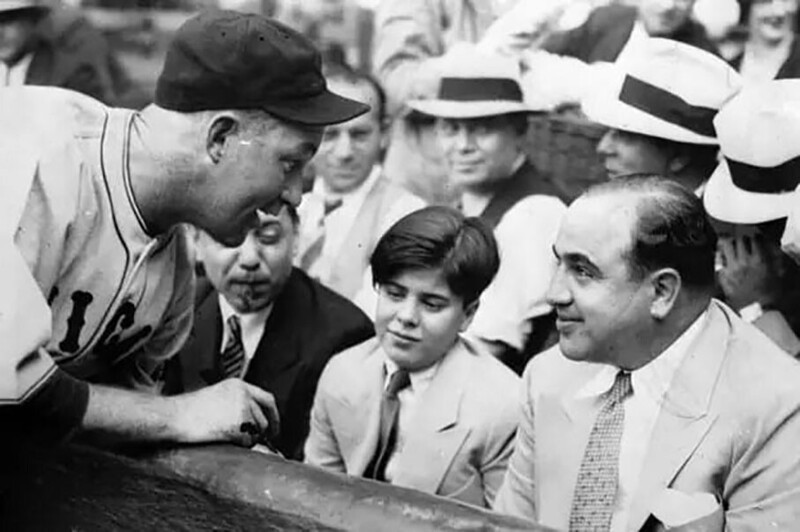Аль Капоне с сыном Альбертом на бейсбольном матче. США, 1920-е