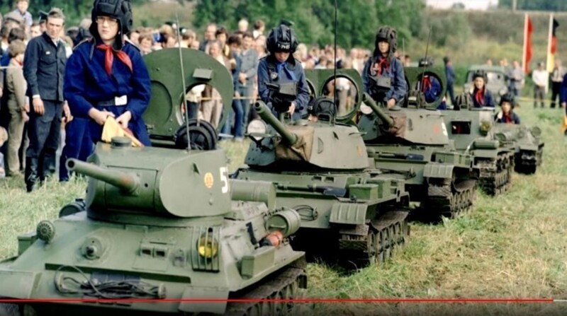 Парад пионерской танковой бригады. ГДР. 1979 год