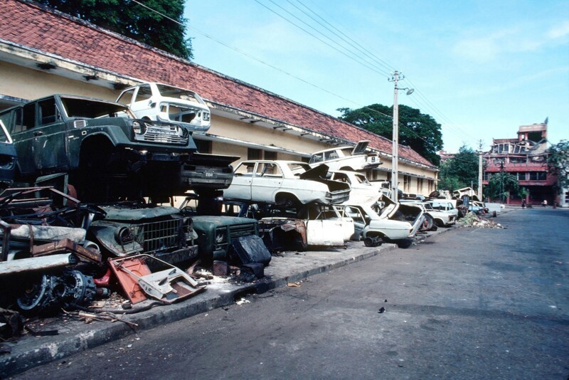 "Красные кхемеры" отменили деньги и личные автомобили, поэтому напротив здания центрального банка Камбоджи образовалась такая свалка машин, 1981: