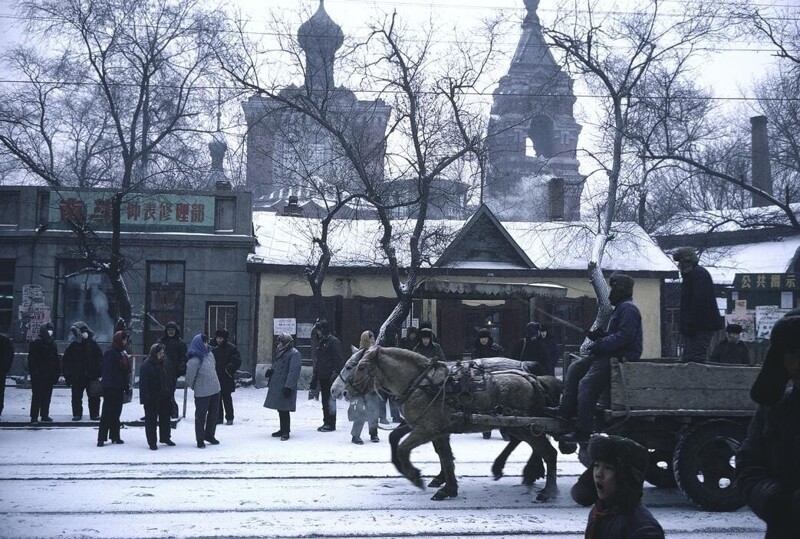 Конечно, столица первая уловила "новые веяния", а вот Харбин в 1981 г. выглядел точно как во времена "Культурной революции":