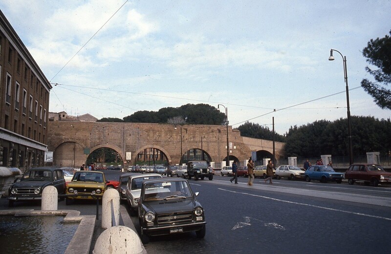 В Риме тоже всё запарковано, бесконечные машины стали частью даже античного пейзажа, 1981: