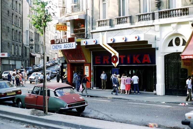 В Западной Европе изменения за 40 лет не столь драматичны, поэтому мы покажем лишь пару случайных снимков.  Париж, пересечение бульвара Клиши и улицы Кусту, 1981: