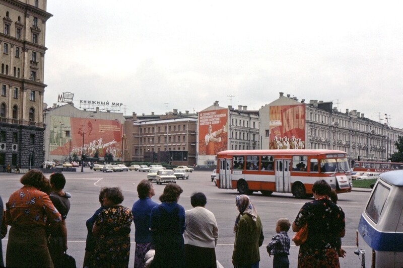 Улицы СССР 1981 г. многие из читателей видели своими глазами.  Площадь Дзержинского в Москве, 1981: