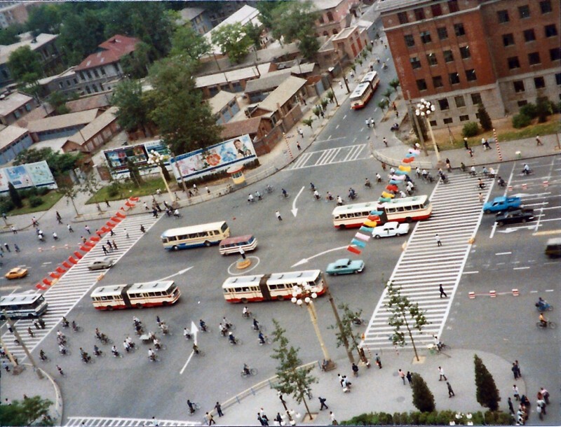 Снимок главного проспекта Чаньаньцзэ дает нам очень репрезентативную картину всего пекинского траффика в 1981 году: