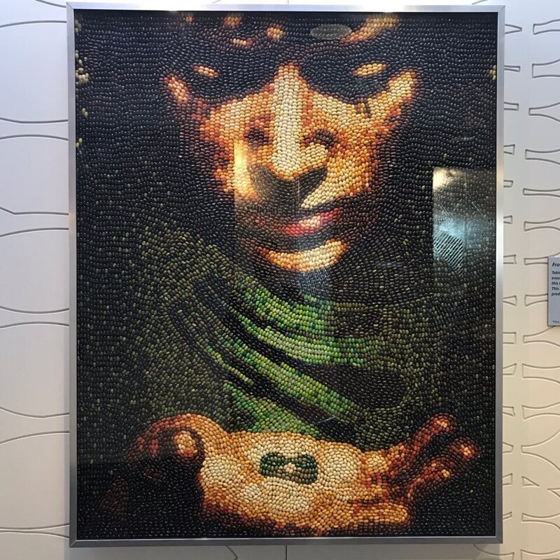 Это огромное изображение Фродо, изготовлено исключительно из конфет