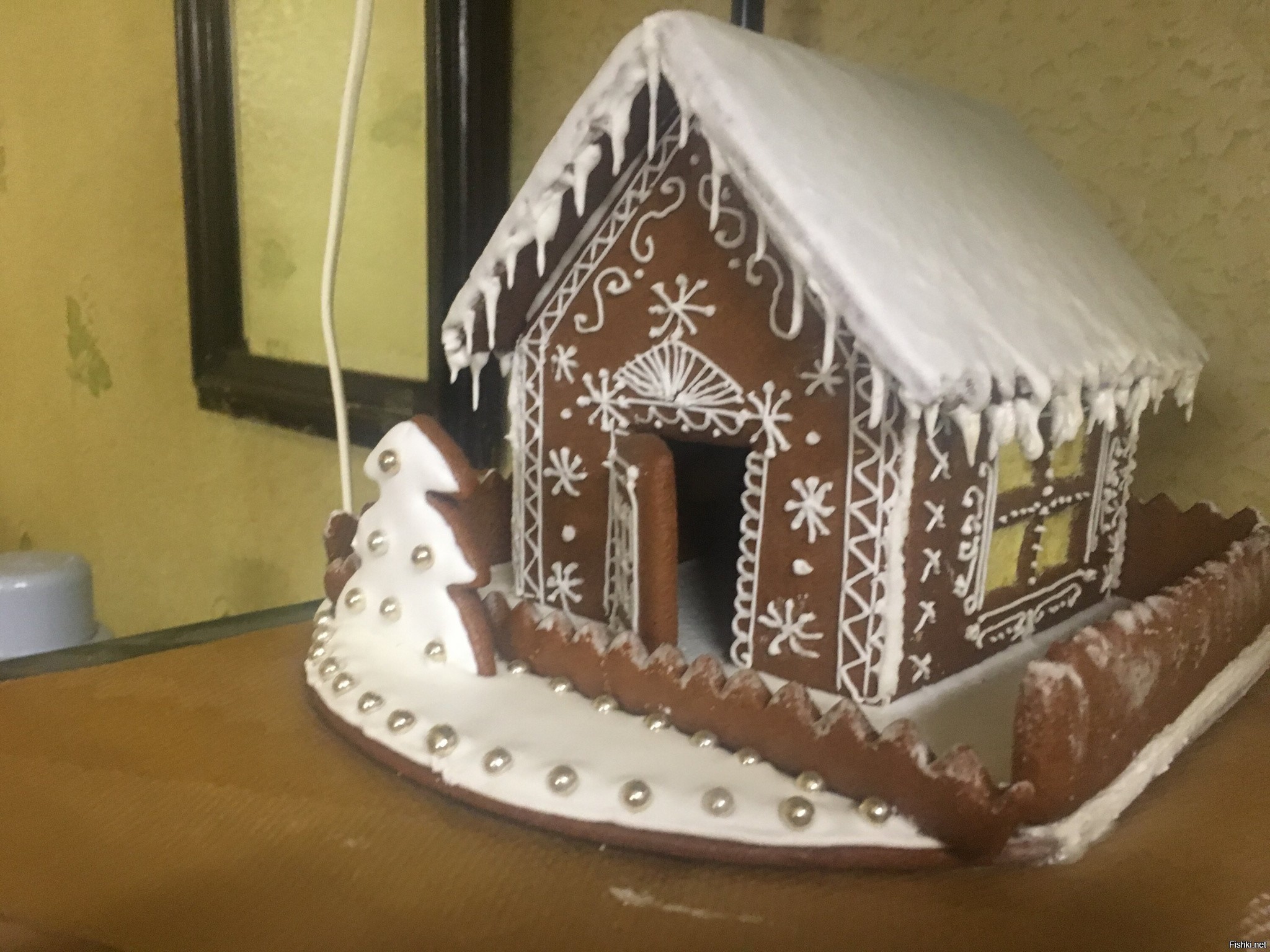 Сломанный домик из пряника