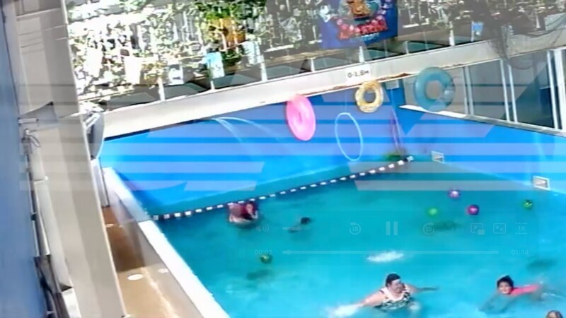 Ребёнок утонул в бассейне, полном людей
