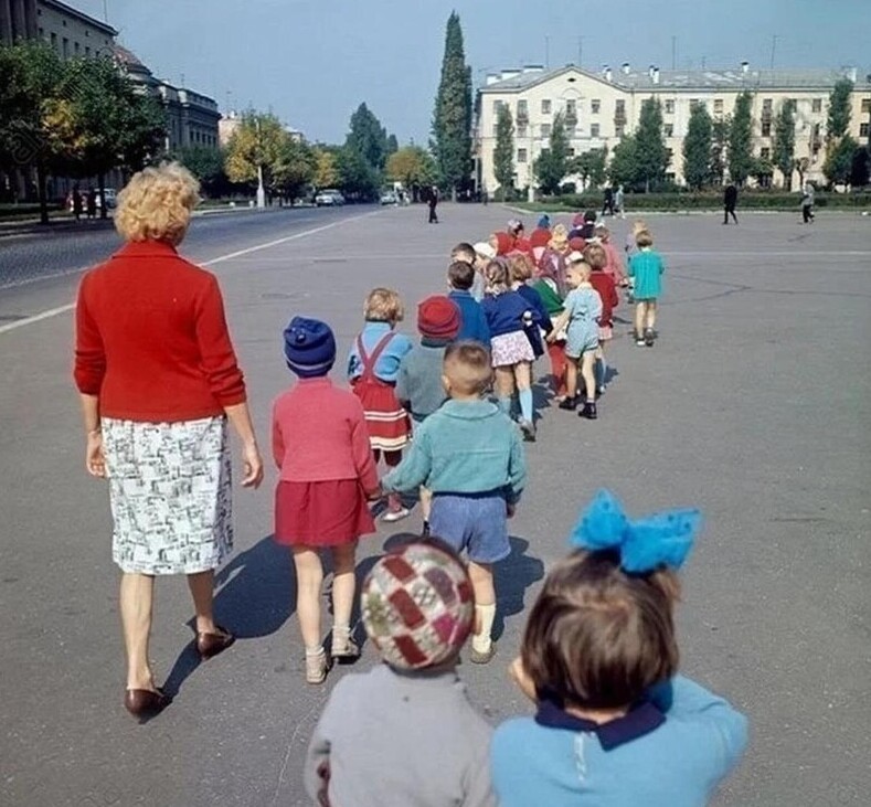 Детский сад на прогулке. Брест, 1966 год