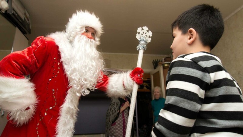 Психолог поделилась, когда безопасно развенчать детям миф про Деда Мороза