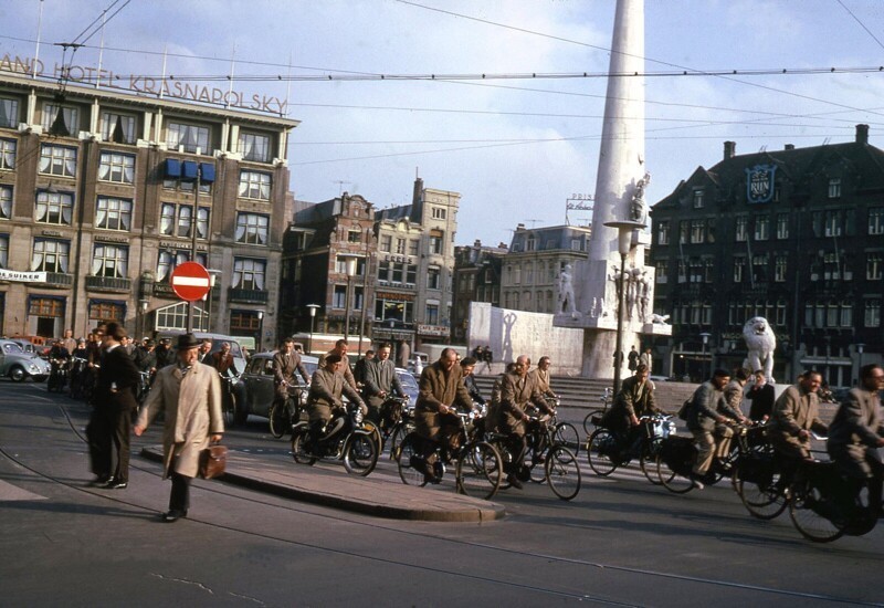 Амстердам, потом велосипедистов у пятизвёздочного Grand Hotel Krasnapolsky на главной площади города (Dam), 1961: