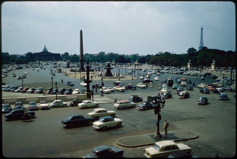Но истинные масштабы автомобилизации Парижа в 1961 г. можно только по этому снимку площади Согласия: