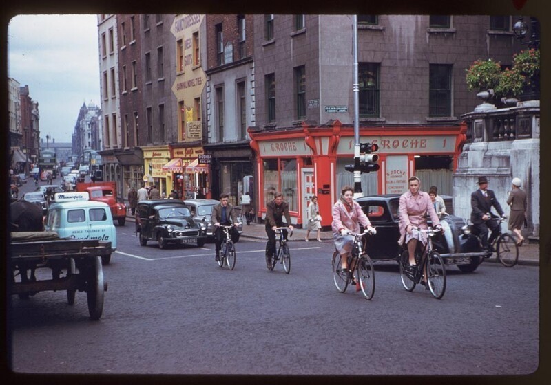 Дублин, велосипедисты около Ратуши, 1961: