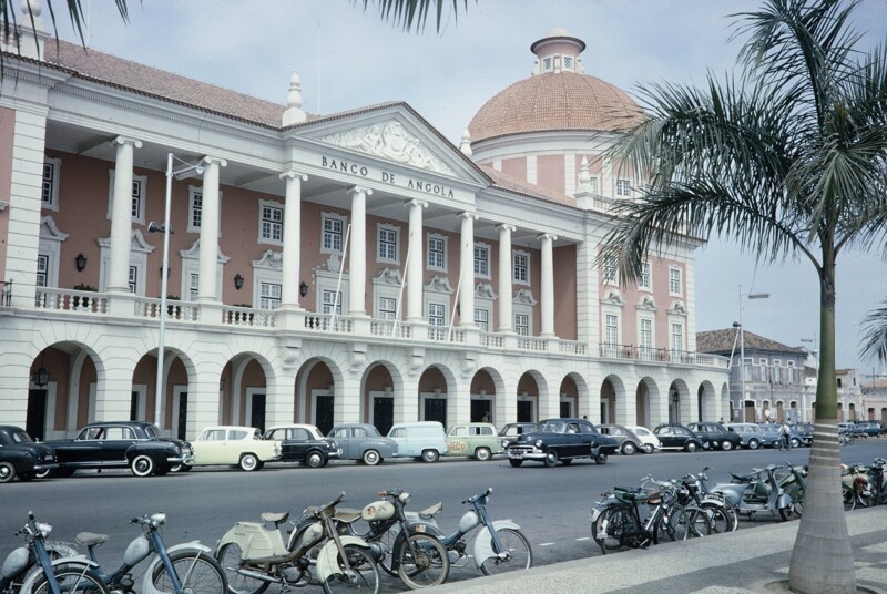 Луанда, у здания Банка Анголы, Harrison Forman, 1961:
