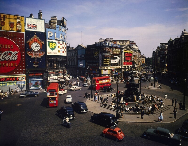 Знаменитая площадь Piccadilly Circus, типичный лондонский траффик, 1961: