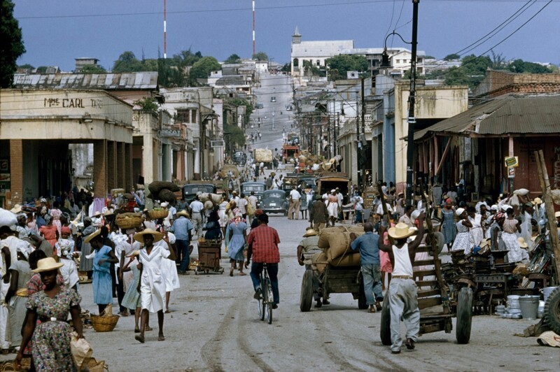 Чтобы сравнение не было скучным, покажем одну из главных городских улиц в Порт-о-Пренсе, столице Гаити, в 1961: